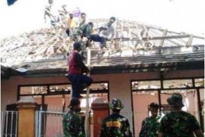 TNI dan Warga Rehab Balai Desa